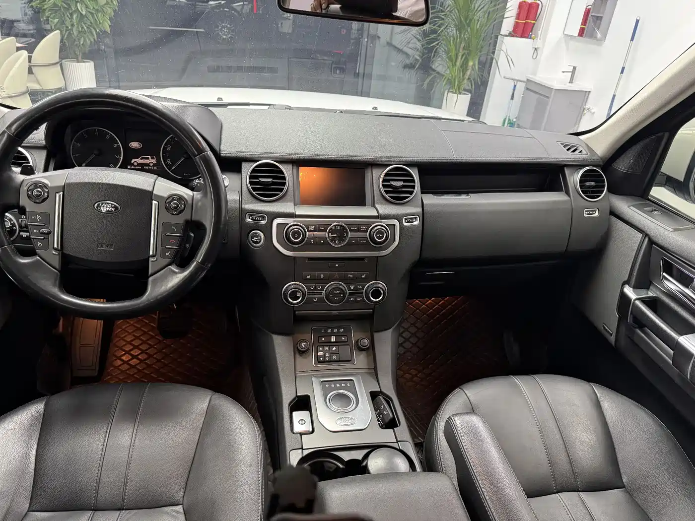 Land Rover Discovery 2015 3.0 SC V6 SE фото 8