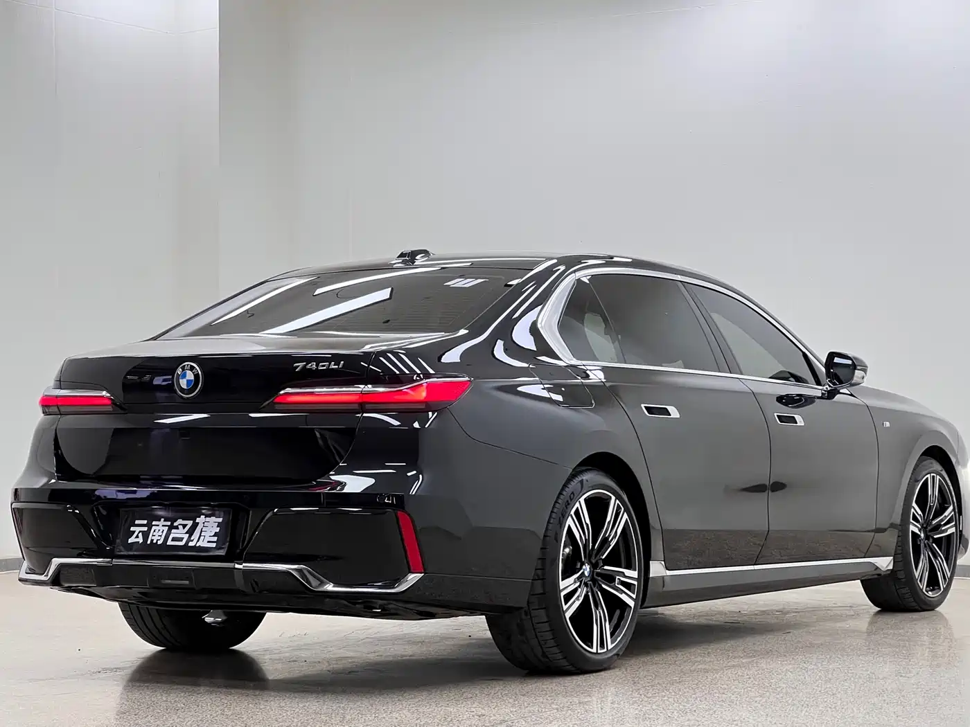 BMW 7 Series 2023 Model 740Li Leading M Sport Package фото 5