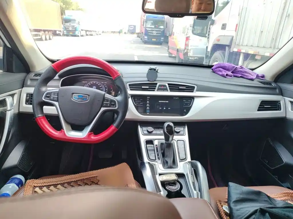 Photo 13 - Geely Atlas