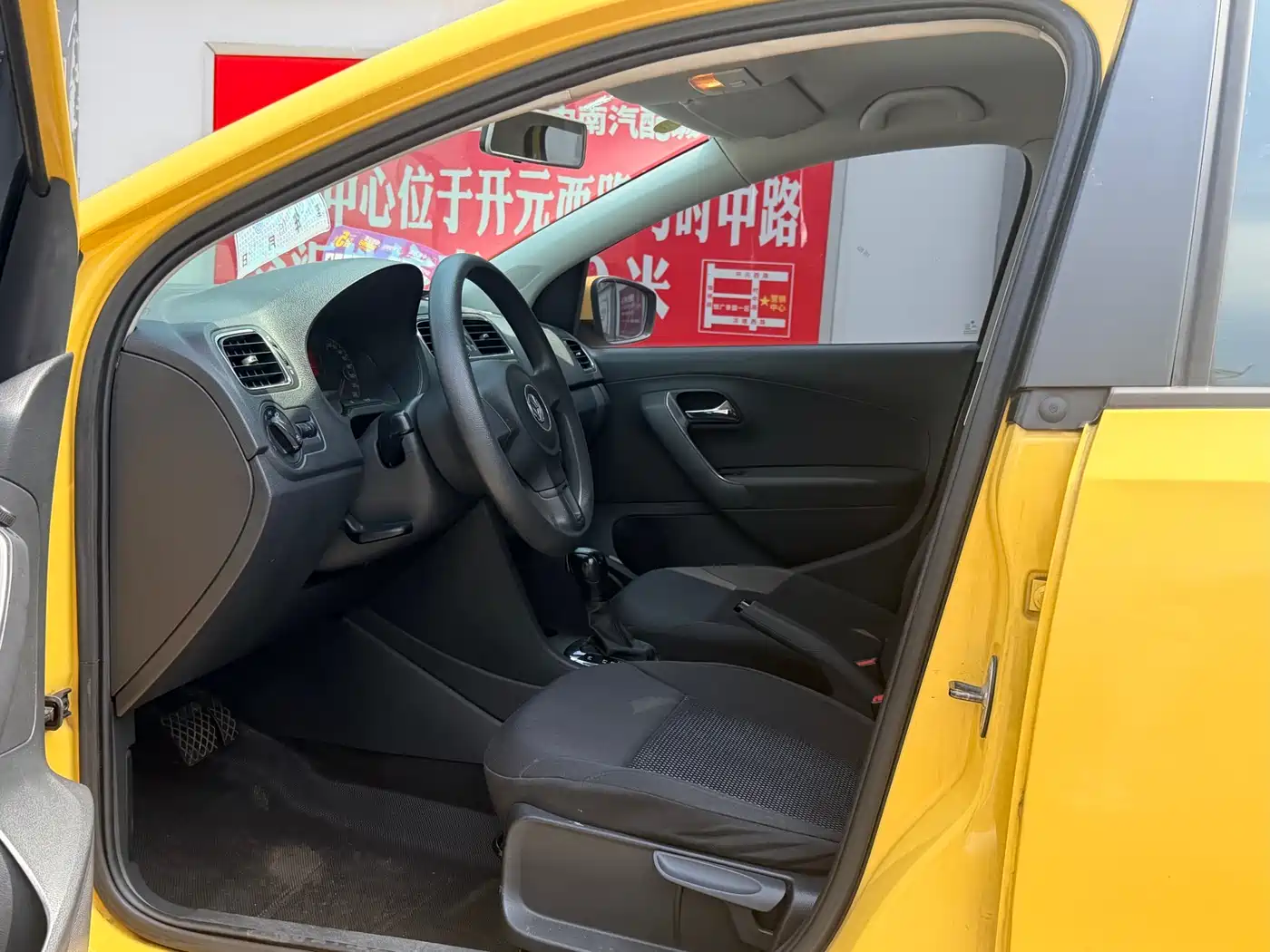 Volkswagen Polo 2011 1.6L Automatic Cool Edition фото 8