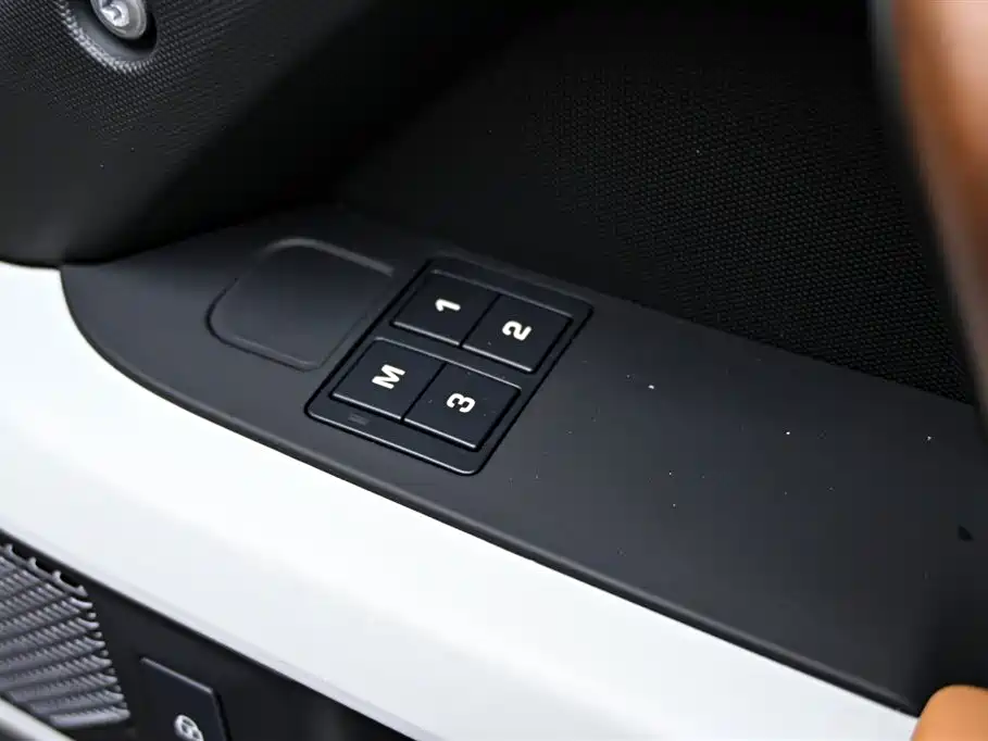 Land Rover Defender 2024 110 3.0T P400 Dark Special Edition фото 30