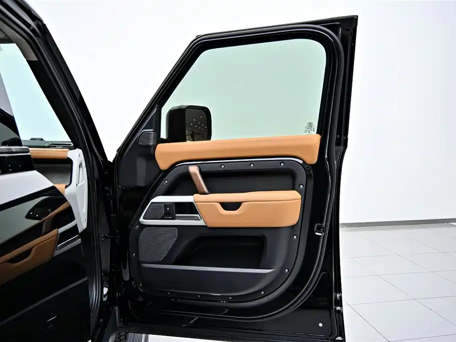Land Rover Defender 2024 110 3.0T P400 Dark Special Edition фото 21