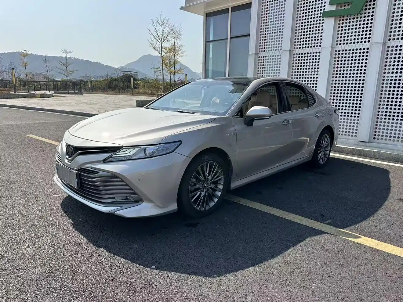 Toyota Camry 2018 Hybrid 2.5HG Luxury Edition фото 15