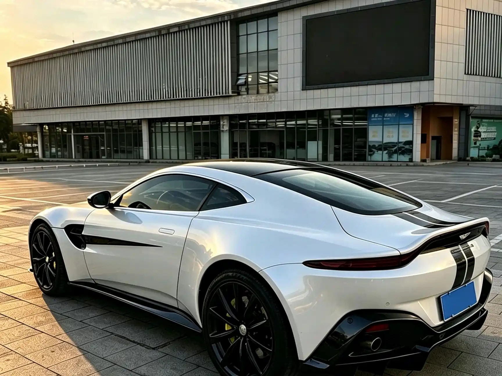 Фото 6 - Aston Martin Vantage