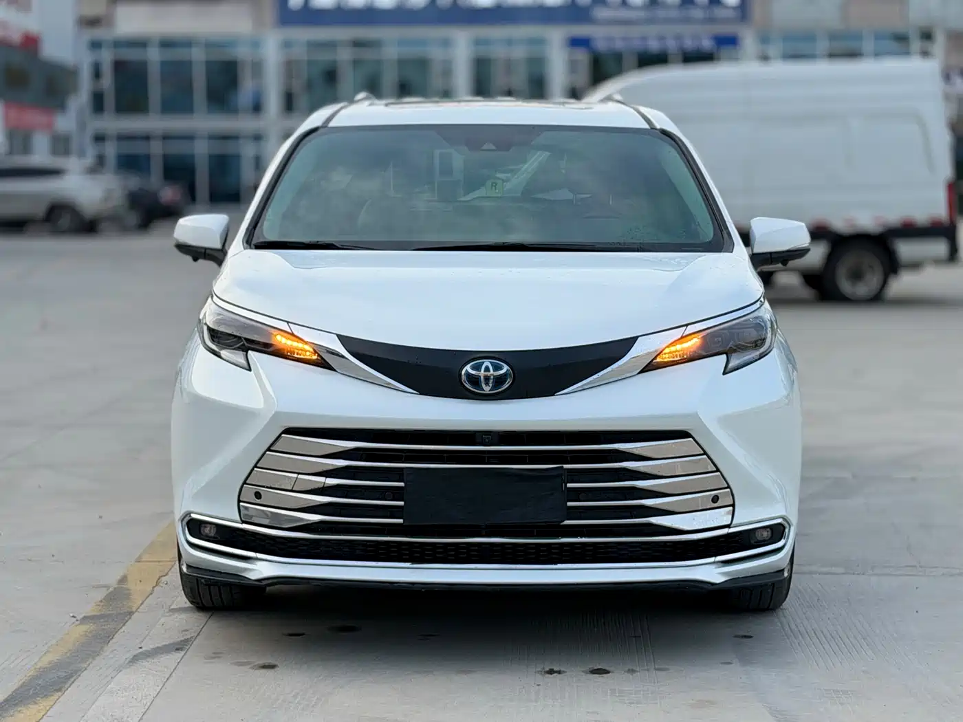 Toyota Sienna 2023 2.5L Hybrid Comfort Edition фото 3