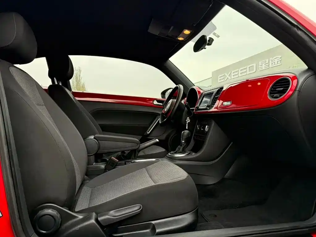 Volkswagen Beetle 2016 Model 180TSI Club Edition фото 6
