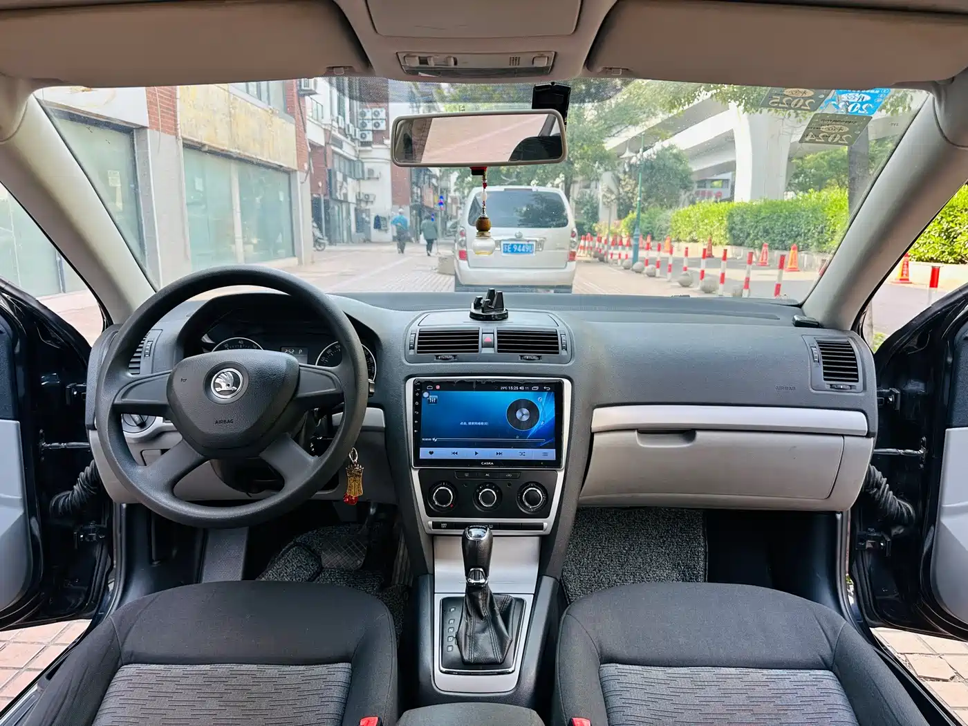Škoda Octavia 2014 1.6L Auto Yijie Edition фото 5