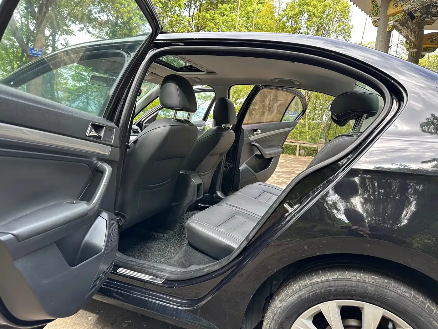 Volkswagen Lavida 2015 1.6L Automatic Comfort Edition фото 7