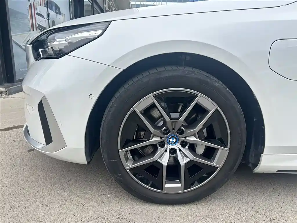 BMW i5 2025 2024 eDrive 35L Luxury Package