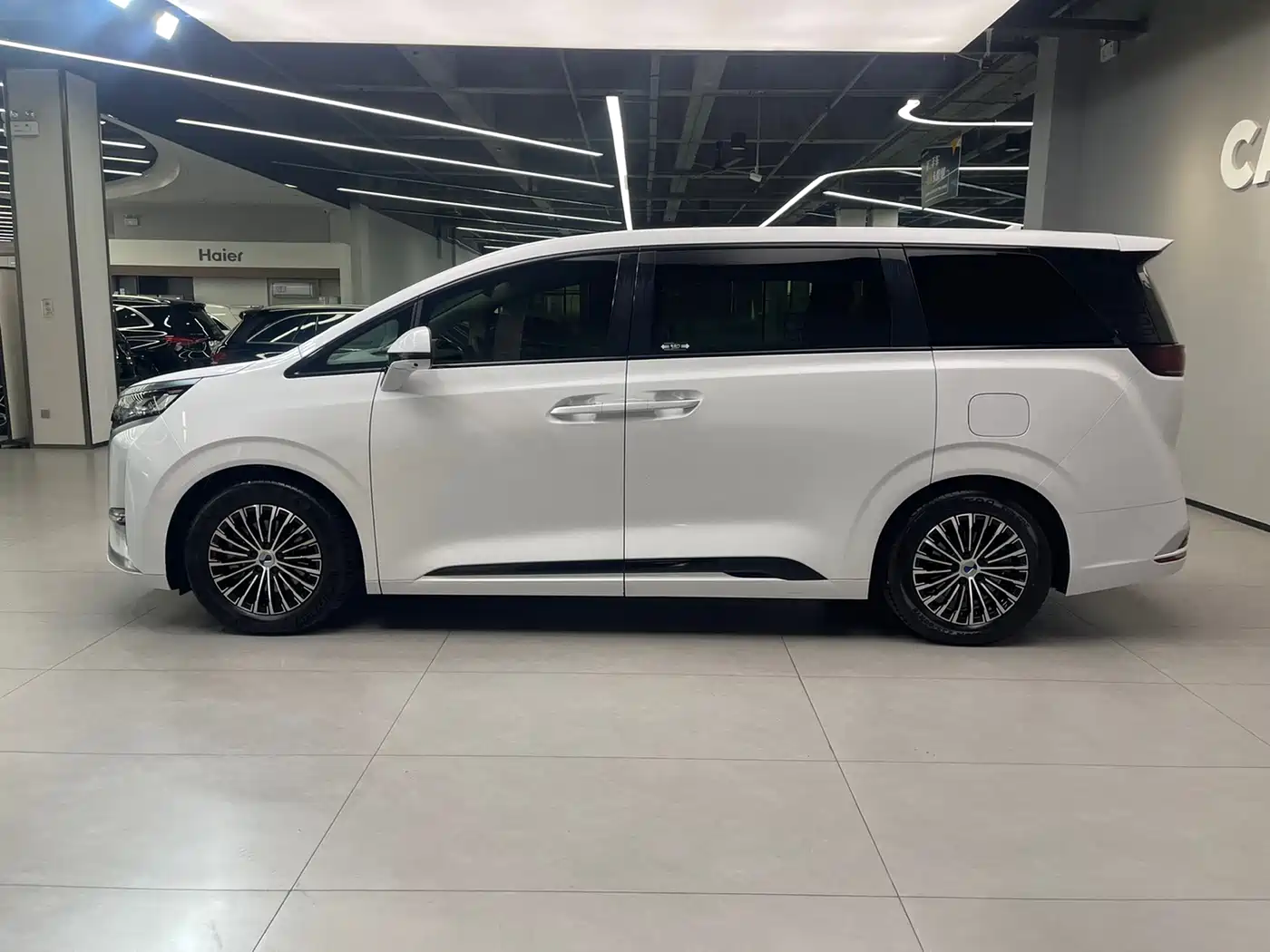 Denza D9 2022 DM-i 970 All-Wheel Drive Honor Edition фото 8