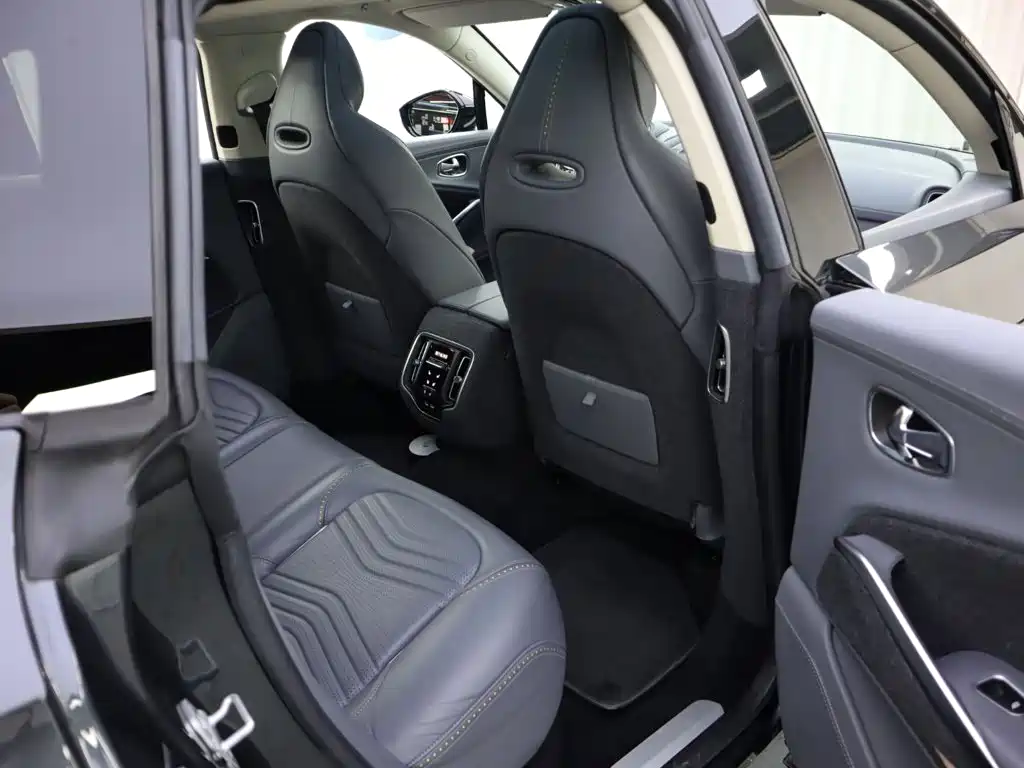 Фото 21 - Aston Martin DBX