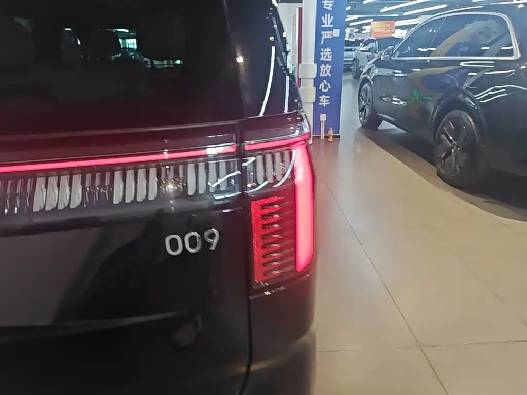 ZEEKR 009 2025 2024 6-seat Executive AWD 108kWh