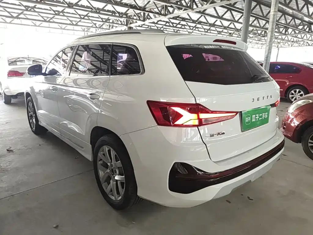 Photo 5 - Jetta VS7