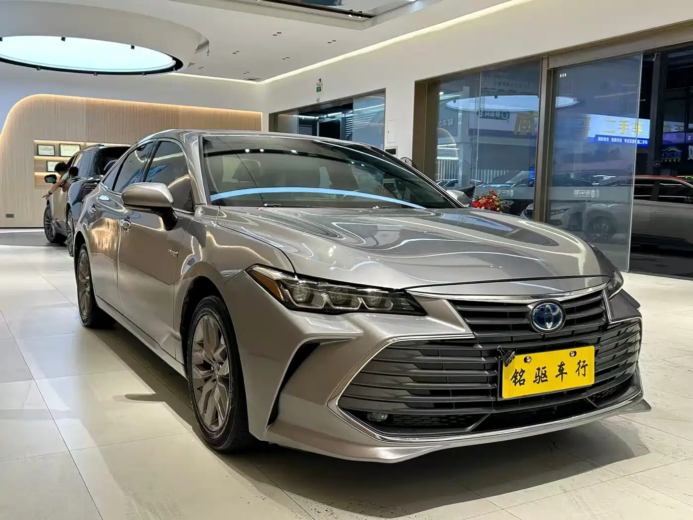 Toyota Avalon 2019 Hybrid 2.5L Luxury Edition China V фото 6