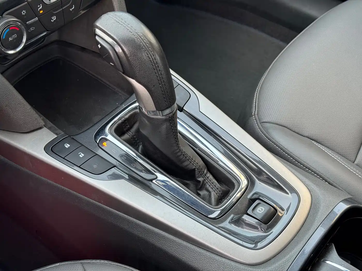 Chevrolet Malibu 2016 2.0L Automatic Luxury фото 11