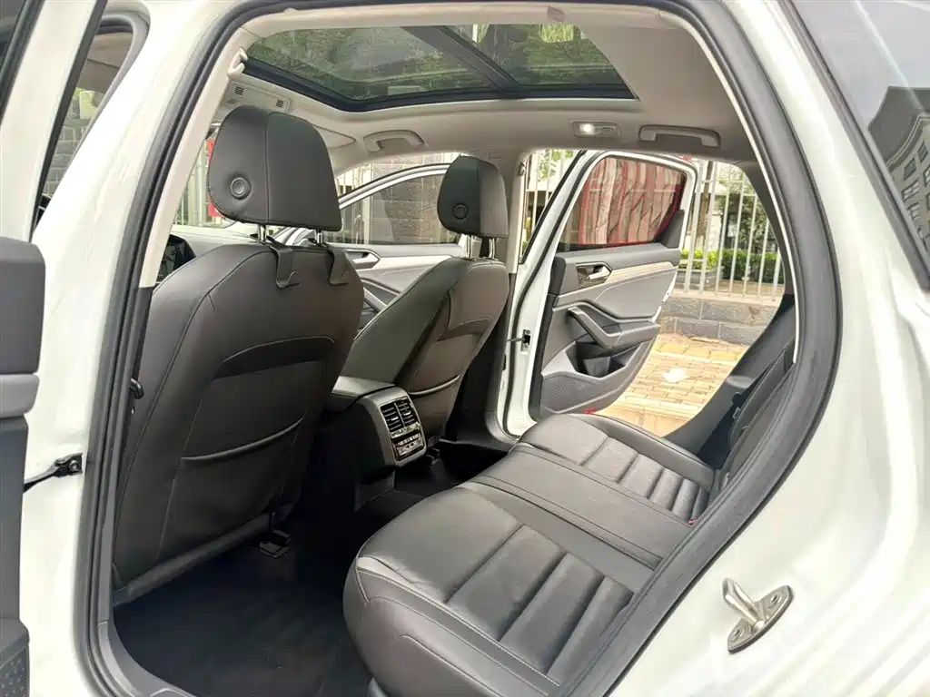 Volkswagen Sagitar 2021 280TSI DSG Surpassing Edition фото 12