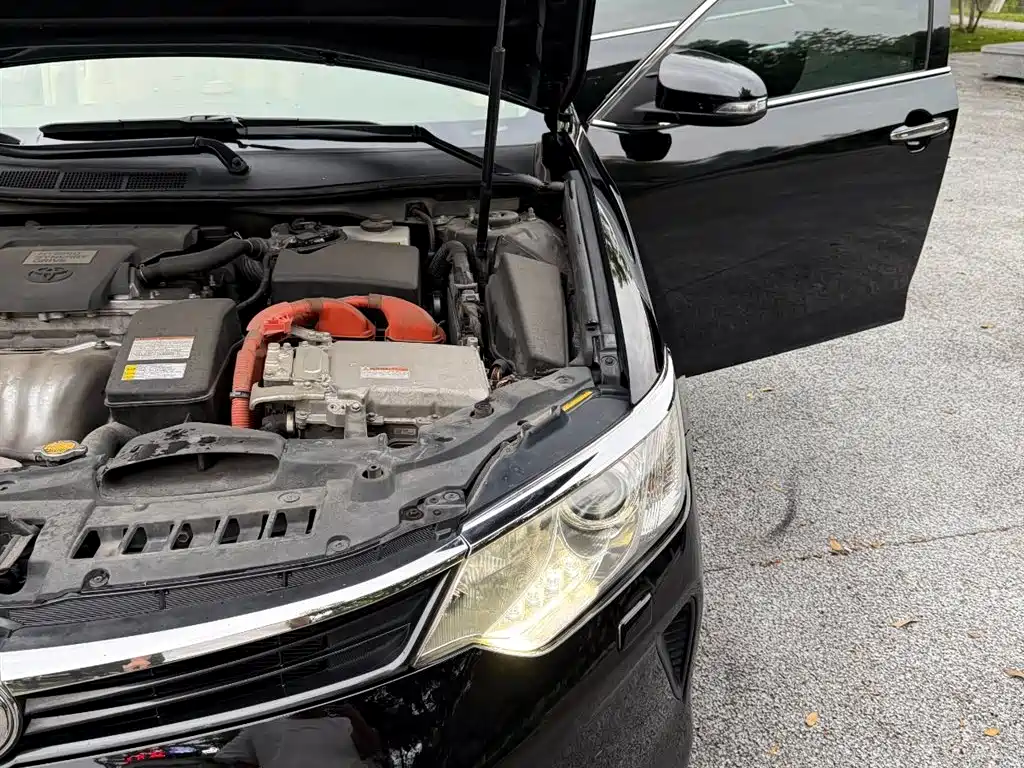 Toyota Camry 2016 Hybrid 2.5HG 10th Anniversary Luxury Navigation Edition фото 28