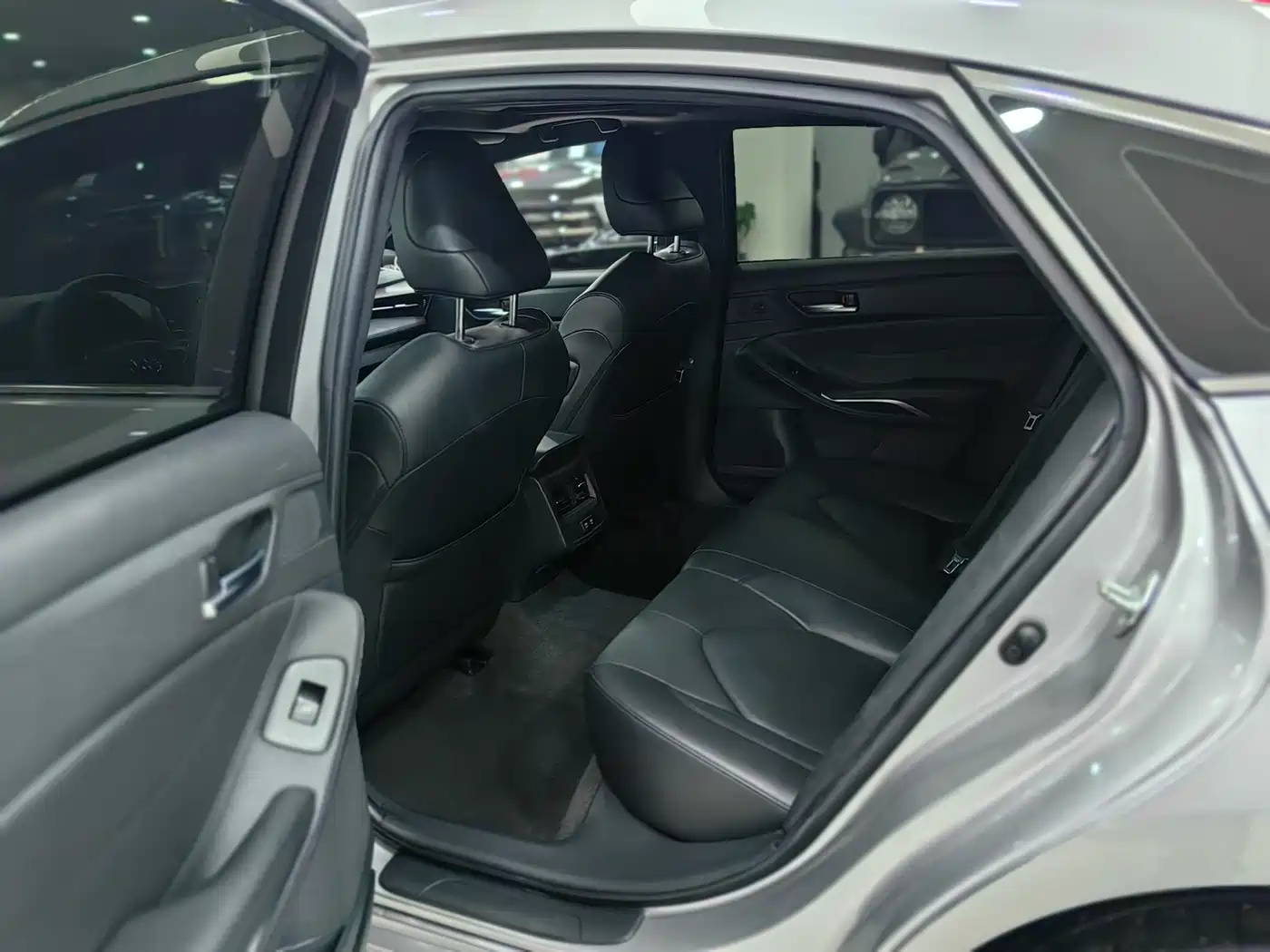 Toyota Avalon 2022 2.0L Luxury Edition фото 11