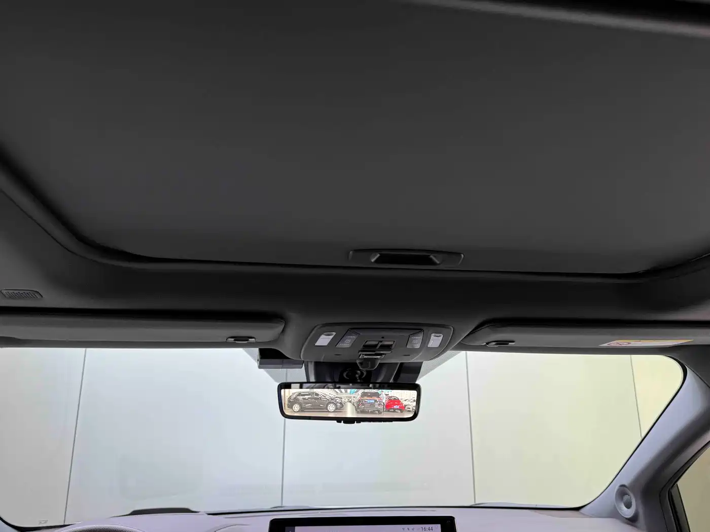 Toyota Granvia 2023 2.5L Hybrid Flagship VIP Edition фото 15