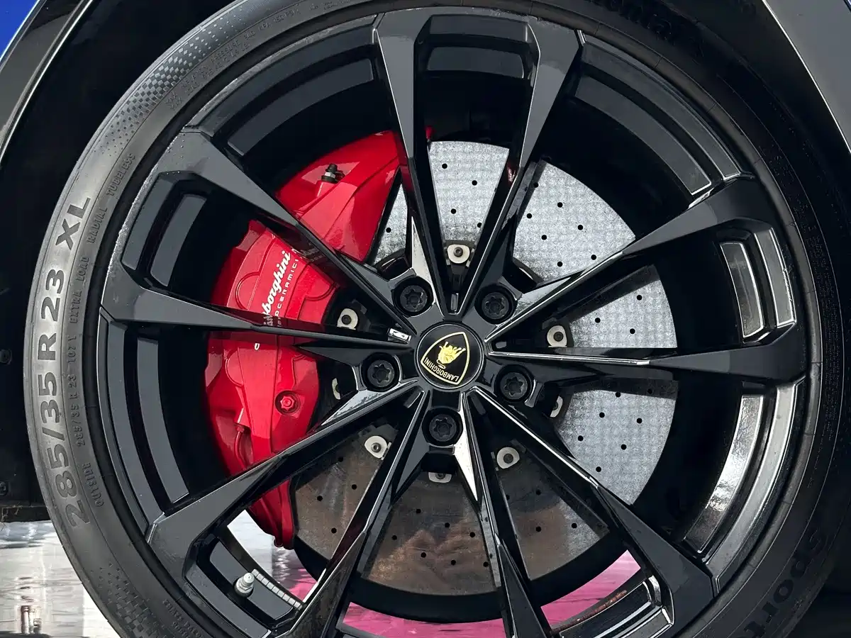Фото 8 - Lamborghini Urus