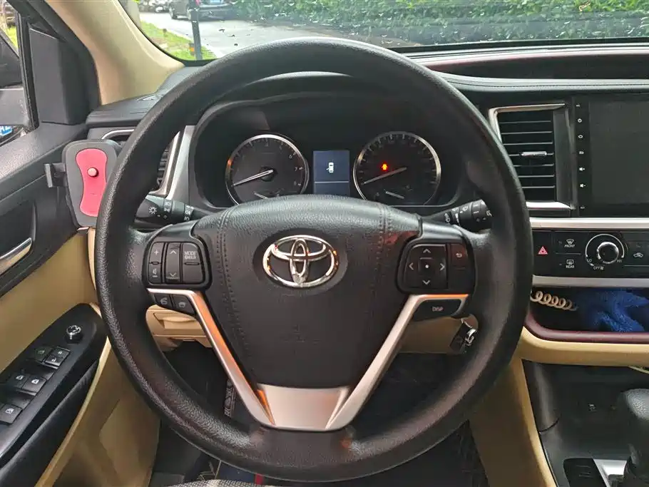 TOYOTA HIGHLANDER