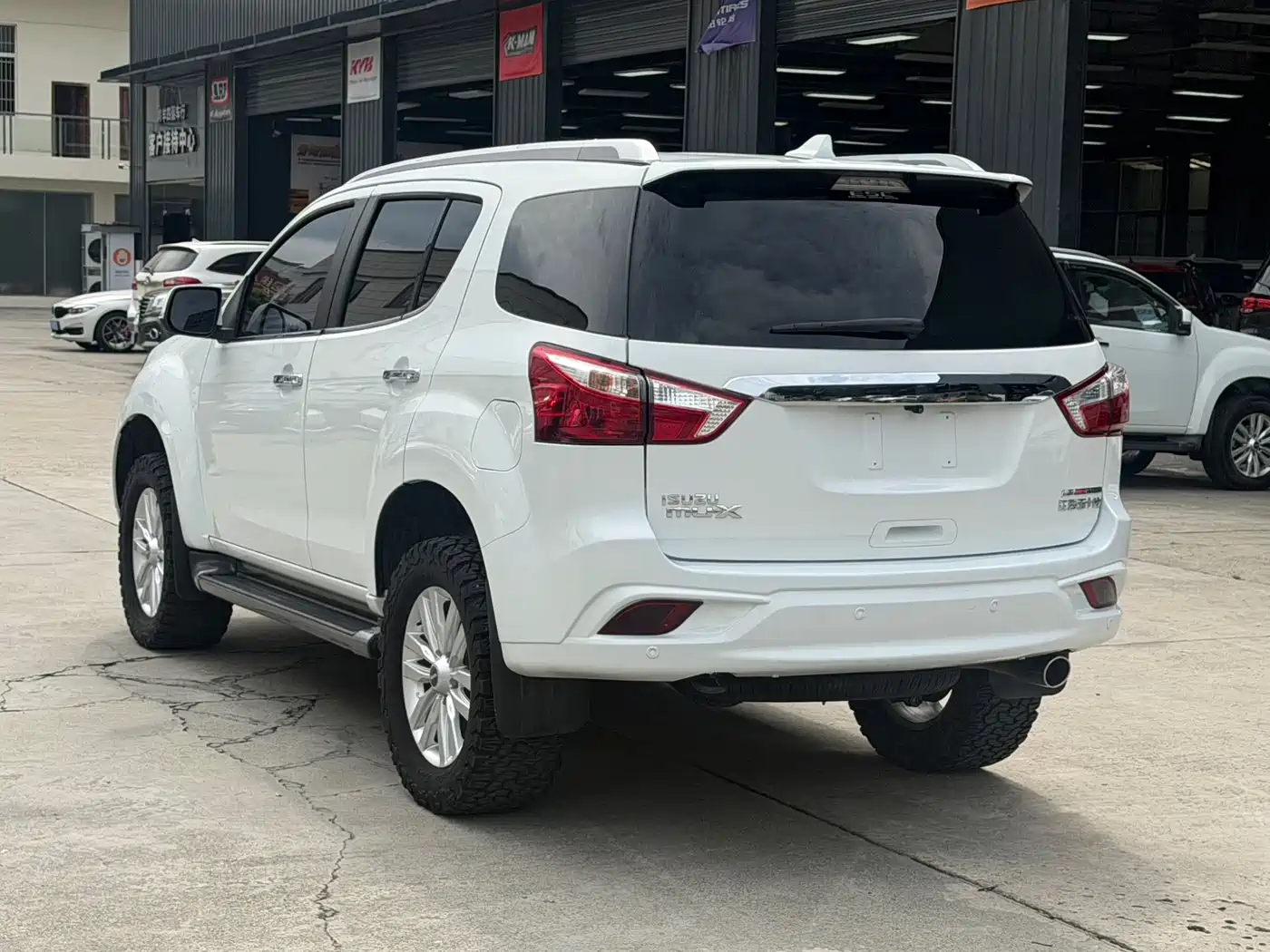 Фото 11 - Isuzu mu-X Ranger