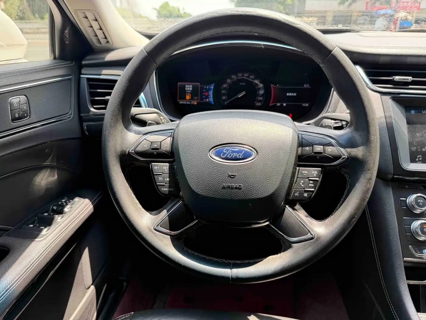Фото 10 - Ford Taurus