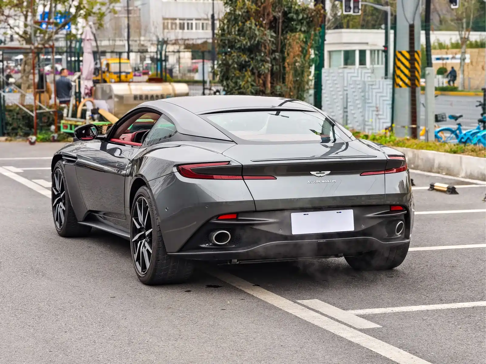 Фото 6 - Aston Martin DB11