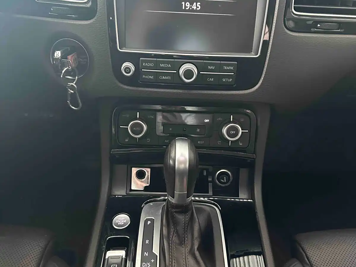 Volkswagen Touareg 2018 3.0TSI Glory Collector's Edition фото 15