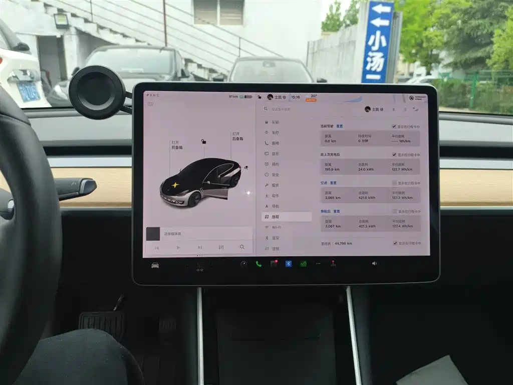 TESLA MODEL 3
