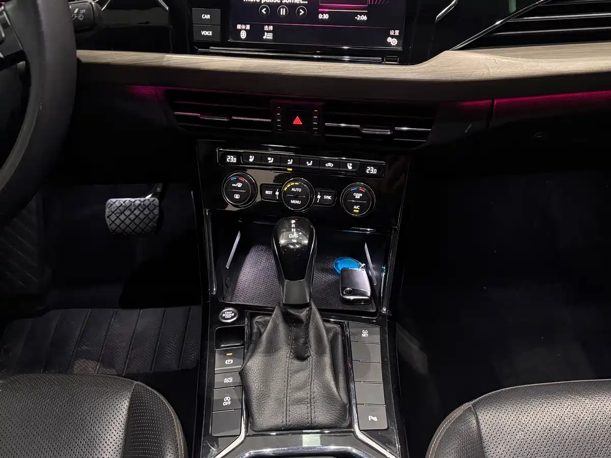 Volkswagen Passat 2020 330TSI Luxury Edition China VI фото 23
