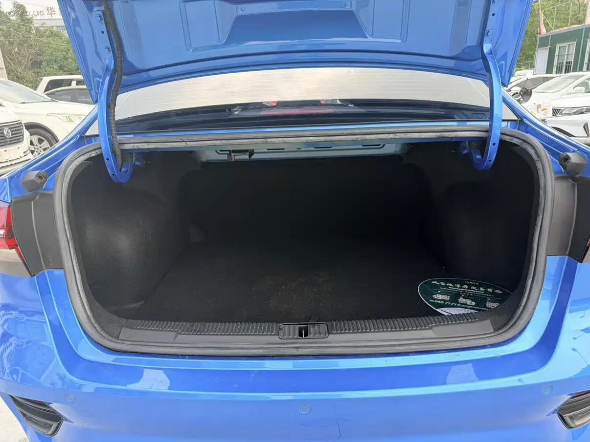 Фото 9 - Roewe i5