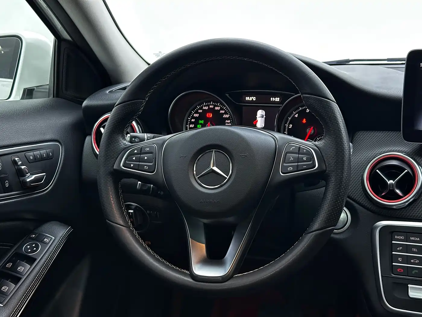 Mercedes-Benz GLA 2018 GLA 200 Dynamic фото 16