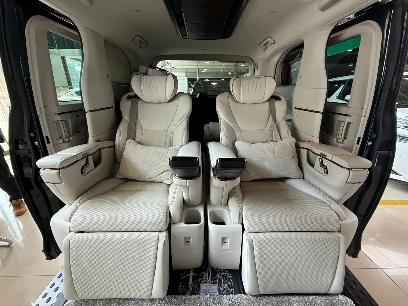 Lexus LM 2023 500h 6-Seater Prestige Edition фото 27