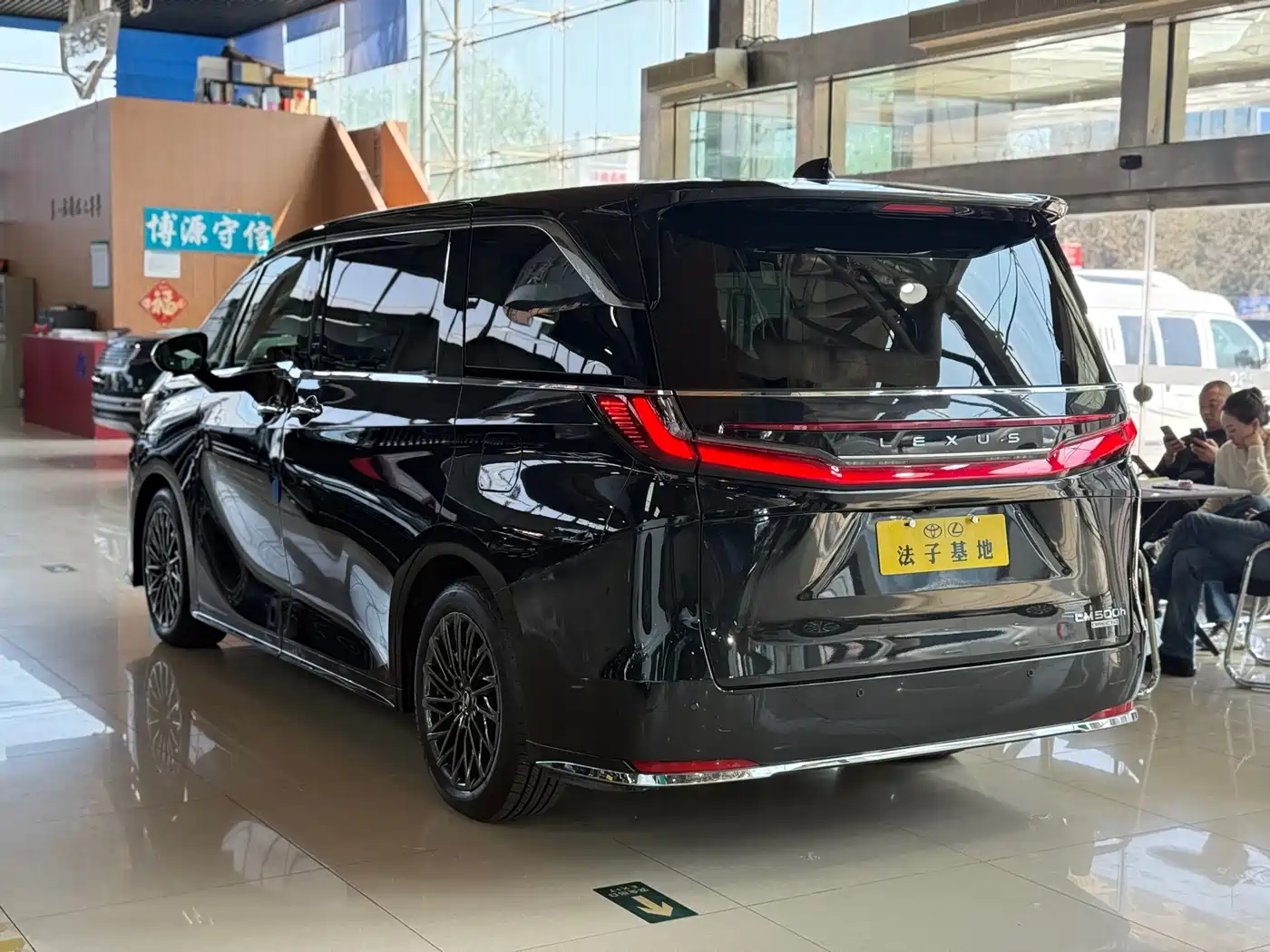 Lexus LM 2023 500h 6-Seater Prestige Edition фото 29