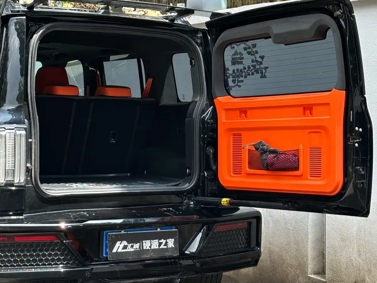 TANK CO CREATION TANK 300