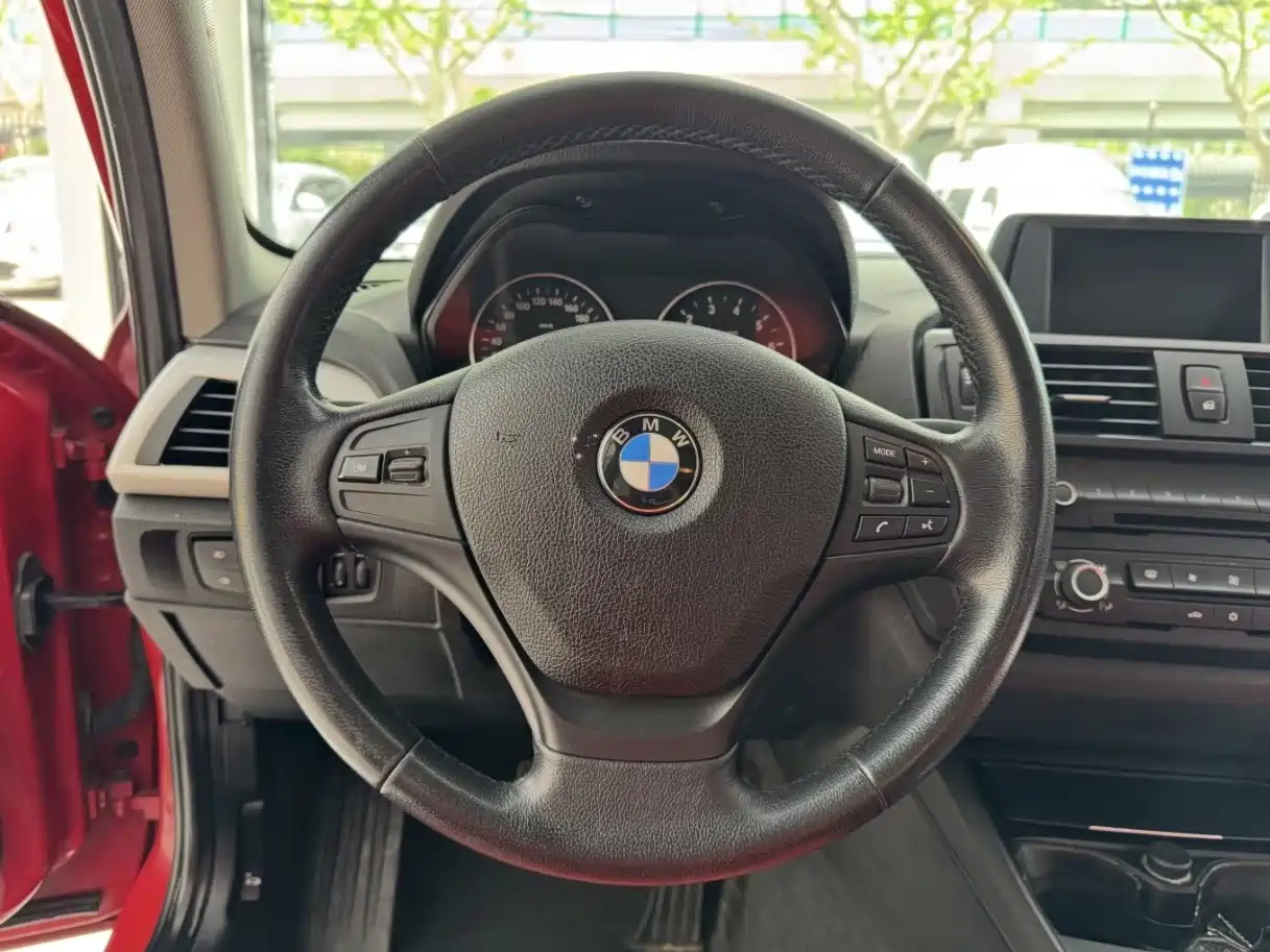 Photo 8 - BMW 1 Series (Import)
