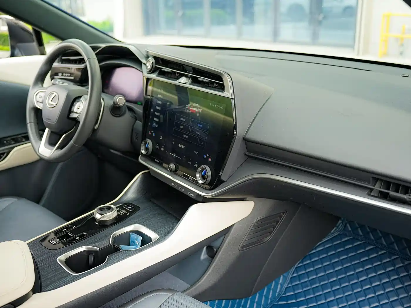 Lexus RZ 2023 450e 4WD Deluxe фото 10