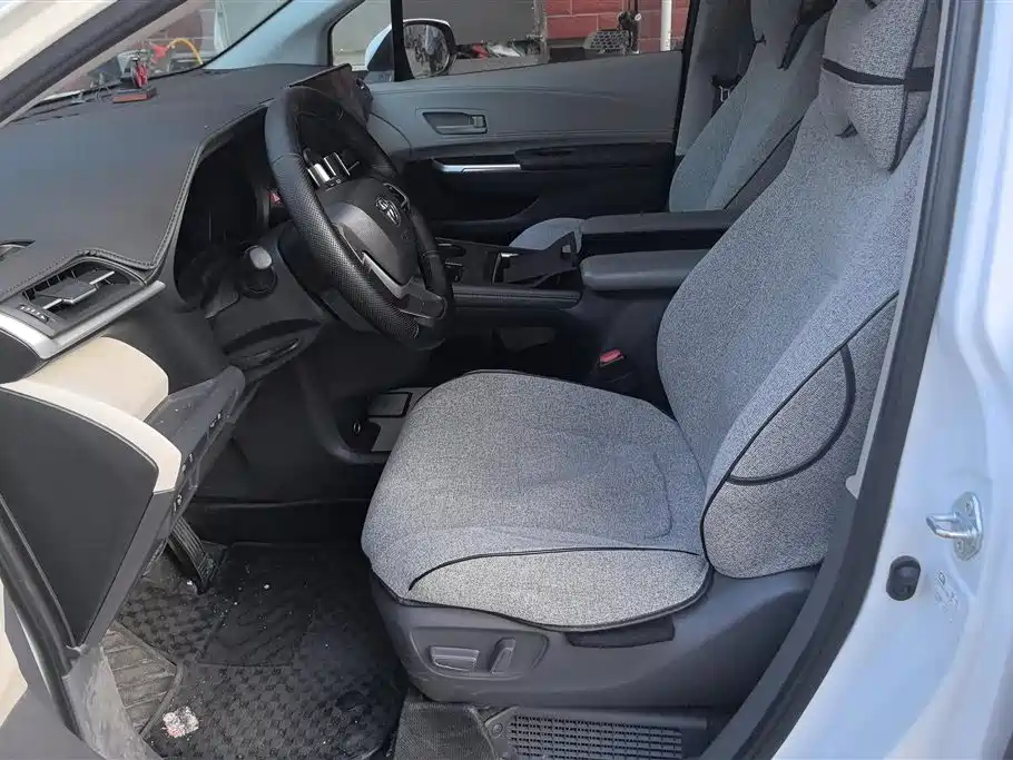 Toyota Sienna 2024 2.5L Hybrid Comfort Edition фото 9