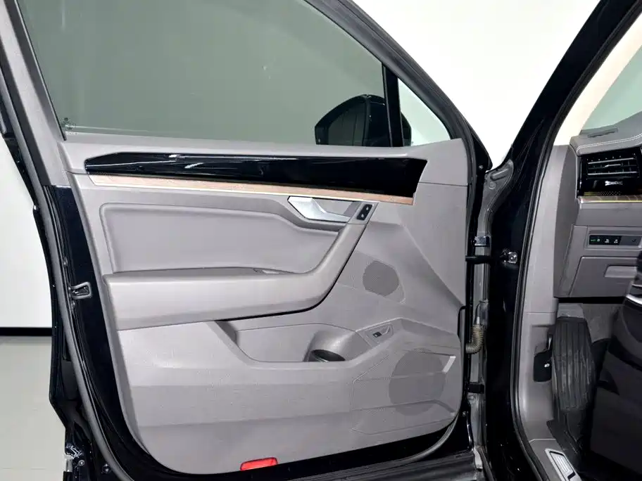 Фото 5 - Volkswagen Touareg