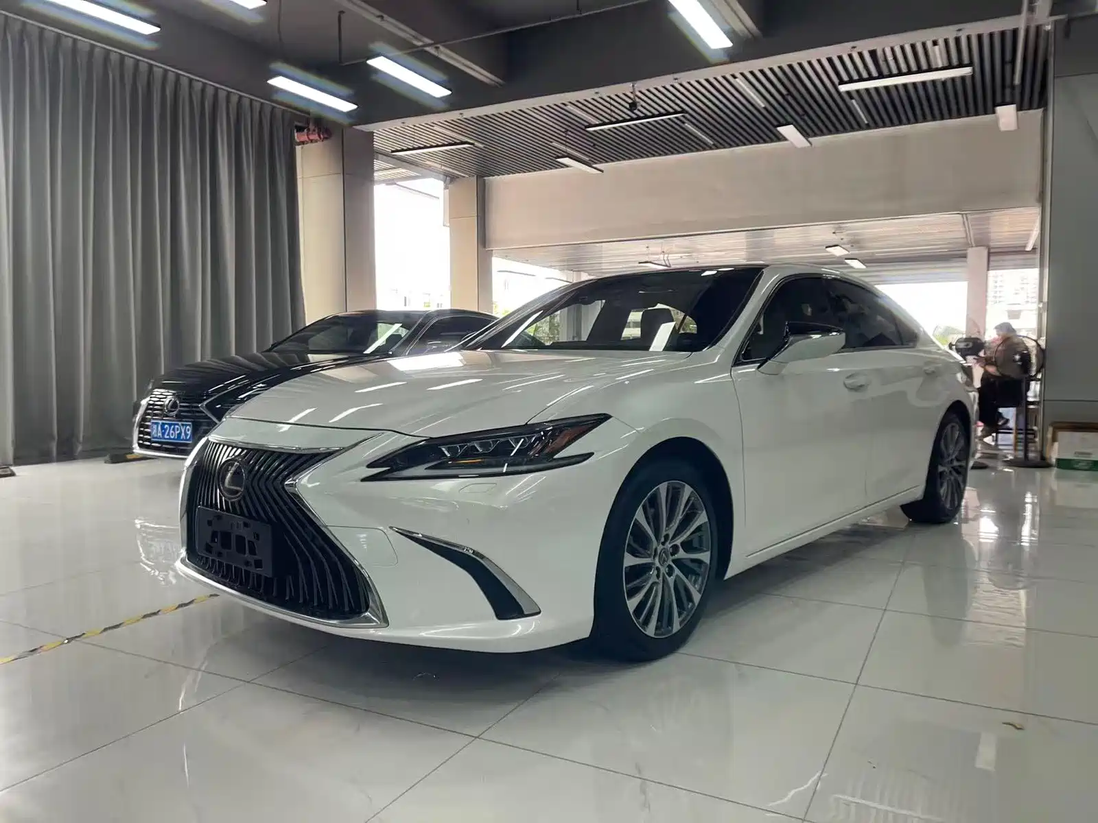 Фото 1 - Lexus ES