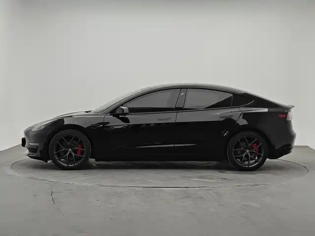 Фото 3 - Tesla Model 3
