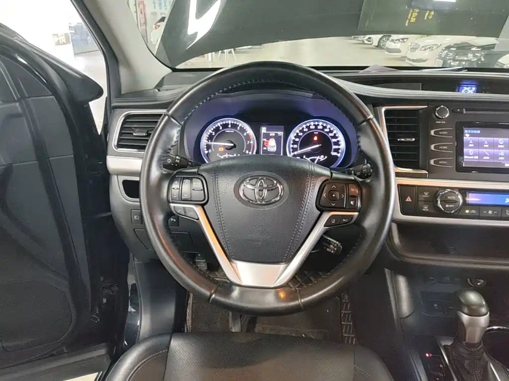 Photo 11 - Toyota Highlander