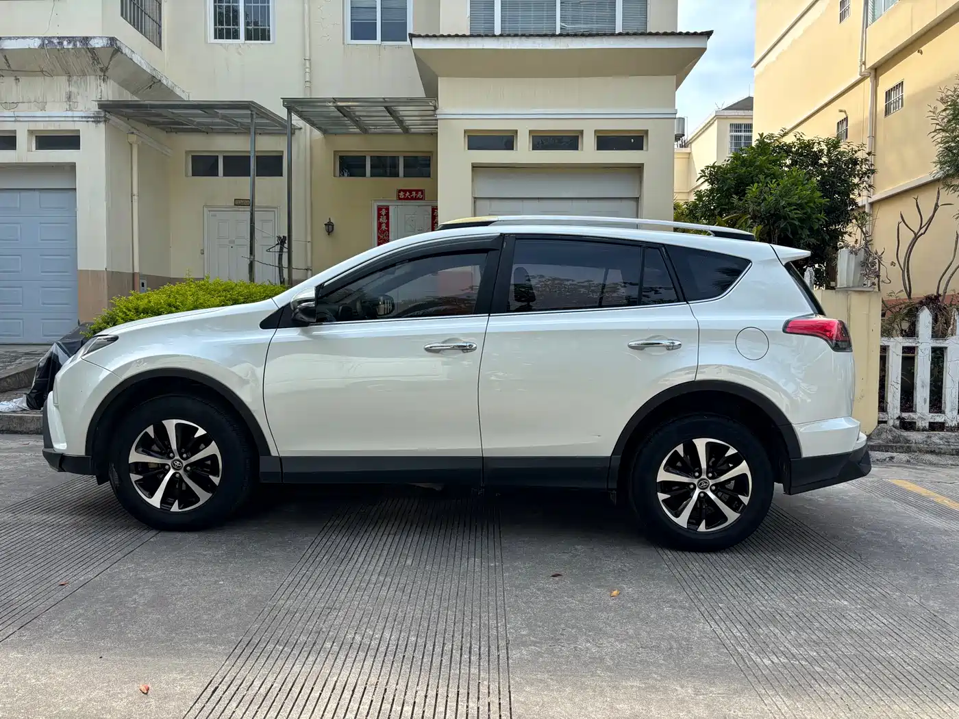 Toyota RAV4 Rongfang 2016 2.0L CVT 2WD Trend (China V) фото 3