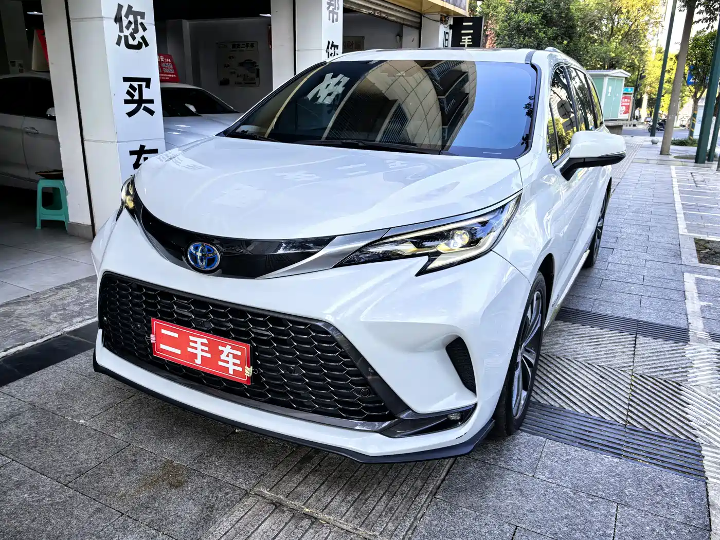Toyota Granvia 2022 2.5L Hybrid Noble Edition фото 4