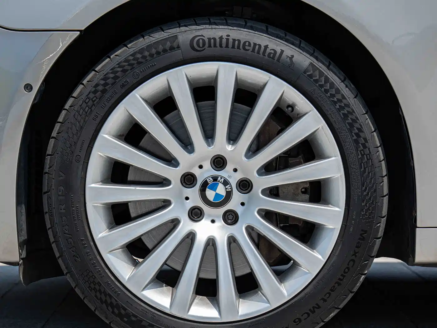 BMW 7 Series 2010 760Li фото 8