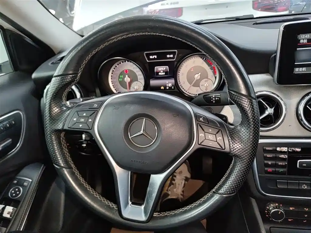 Mercedes-Benz GLA 2015 GLA 200 Dynamic фото 11