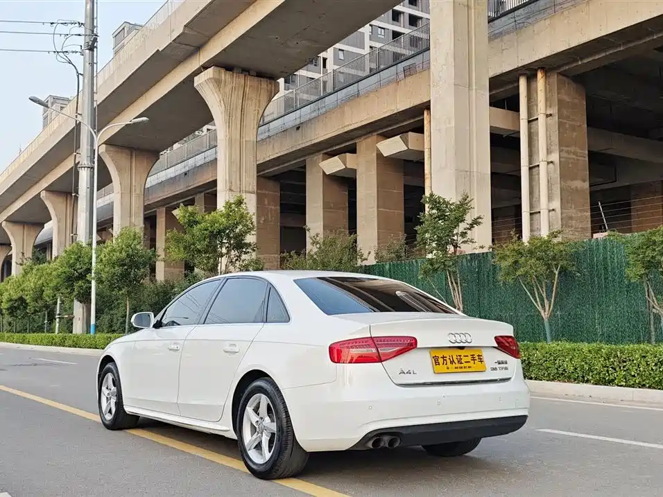 Audi A4L 2013 35 TFSI Automatic Comfort фото 2