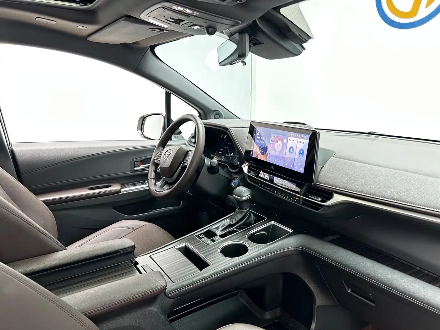 Toyota Sienna 2024 2.5L Hybrid Platinum Edition фото 21