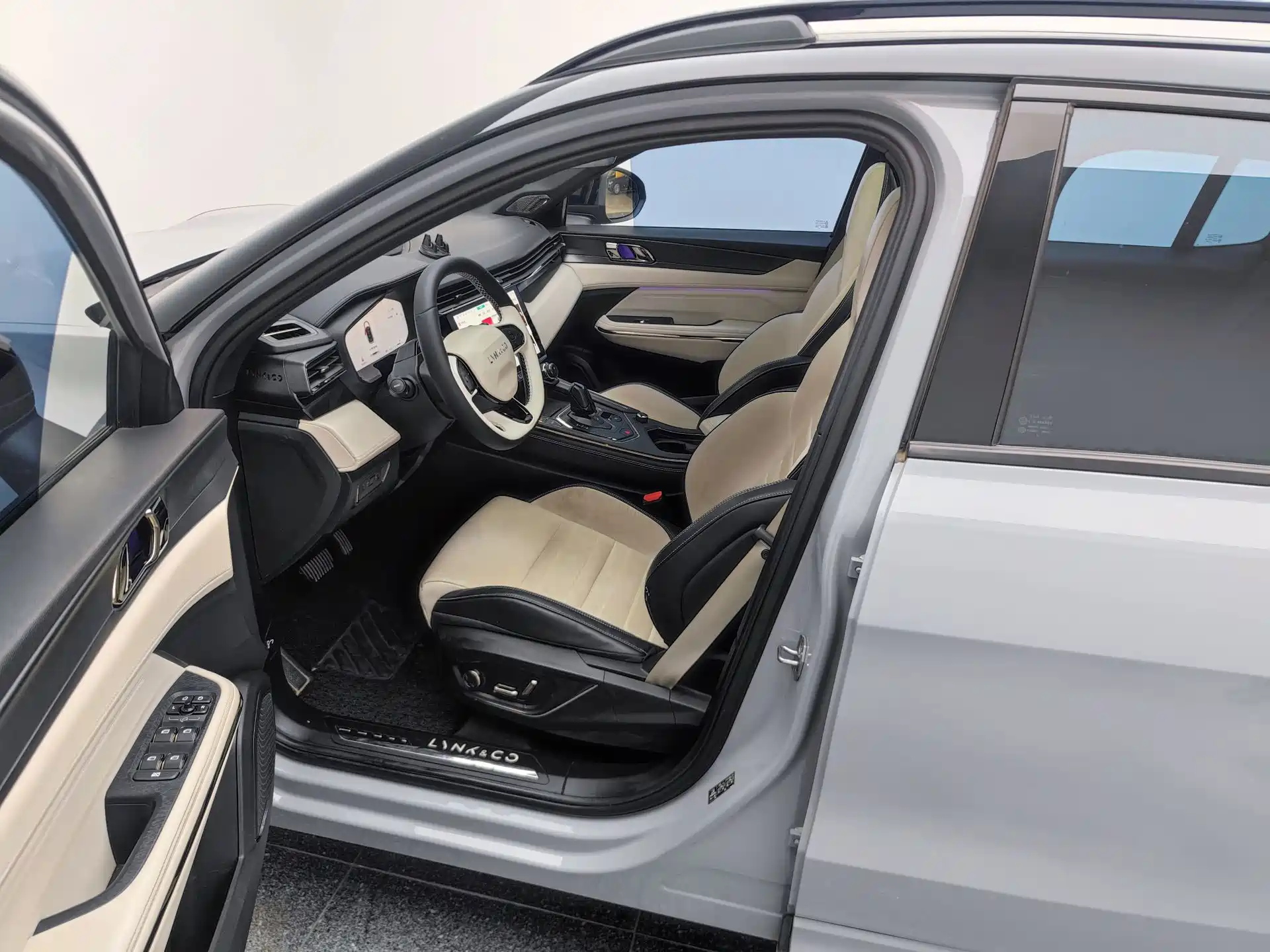 Photo 10 - Lynk & Co 01